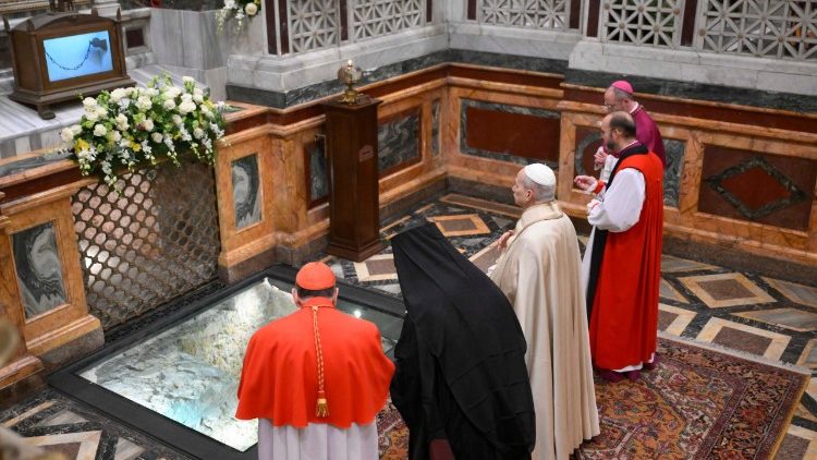 Lev XIV. a ekumeničn&iacute; představitel&eacute; před hrobem apoštola Pavla, 25. ledna 2026