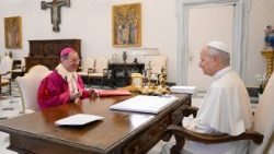 Leone XIV con l'arcivescovo Alejandro Arellano Cedillo, decano della Rota Romana