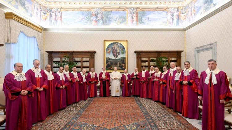 O Papa com os membros do Colégio dos Prelados Auditores do Tribunal Apostólico da Rota Romana