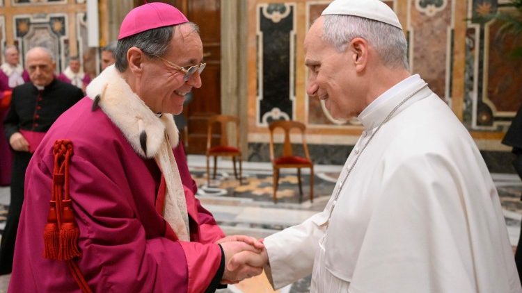 Papa Leone XIV saluta il decano della Rota Romana, monsignor Arellano Cedillo