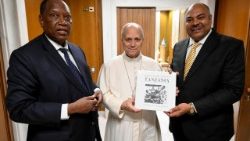 Balozi Mahmoud Thabit Kombo Mbunge na Waziri wa Mambo ya Nje na Ushirikiano wa Afrika Mashariki wa Tanzania, amekutana na kuzungumza kwa faragha na Baba Mtakatifu Leo XVI mjini Vatican.
