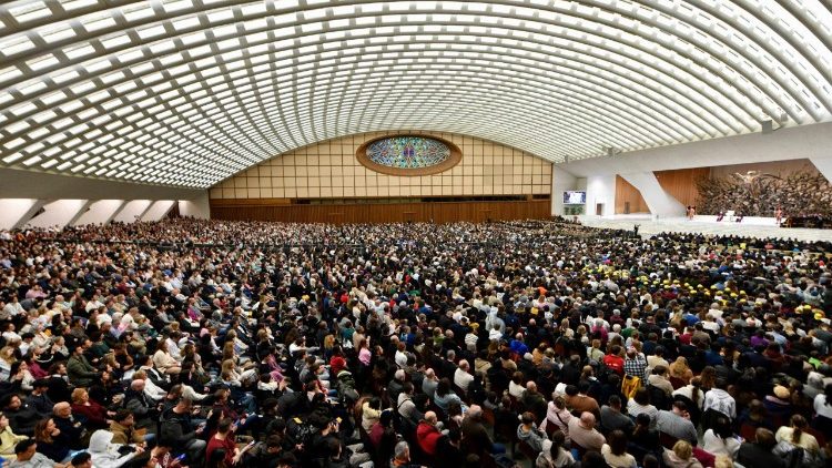 Zaplněn&aacute; Aula Pavla VI. m&aacute; kapacitu 8 tis&iacute;c m&iacute;st, gener&aacute;ln&iacute; audience 28. ledna 2026