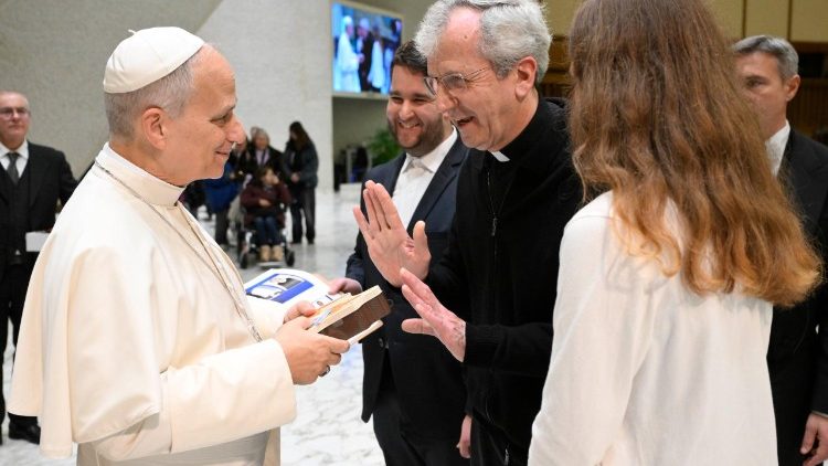 Il Papa ascolta i traduttori Lis in lingua spagnola