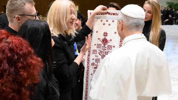 Il dono del Movimento femminile ucraino al Papa