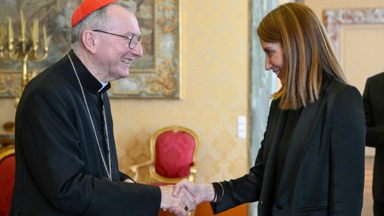 Roberta Metsola e o cardeal Parolin 