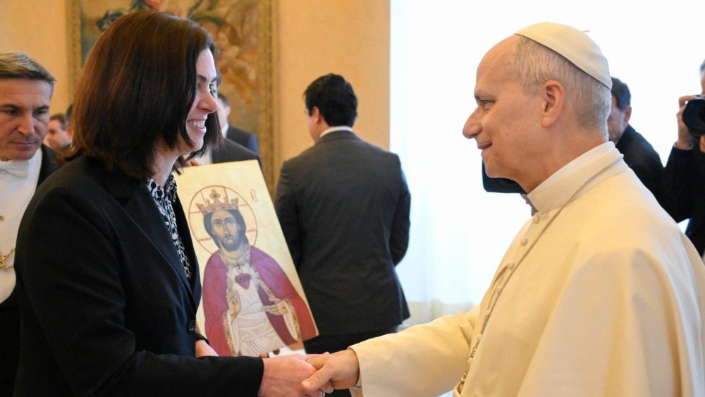 Il Pontefice riceve in dono un'icona dalle consacrate del Regnum Christi.