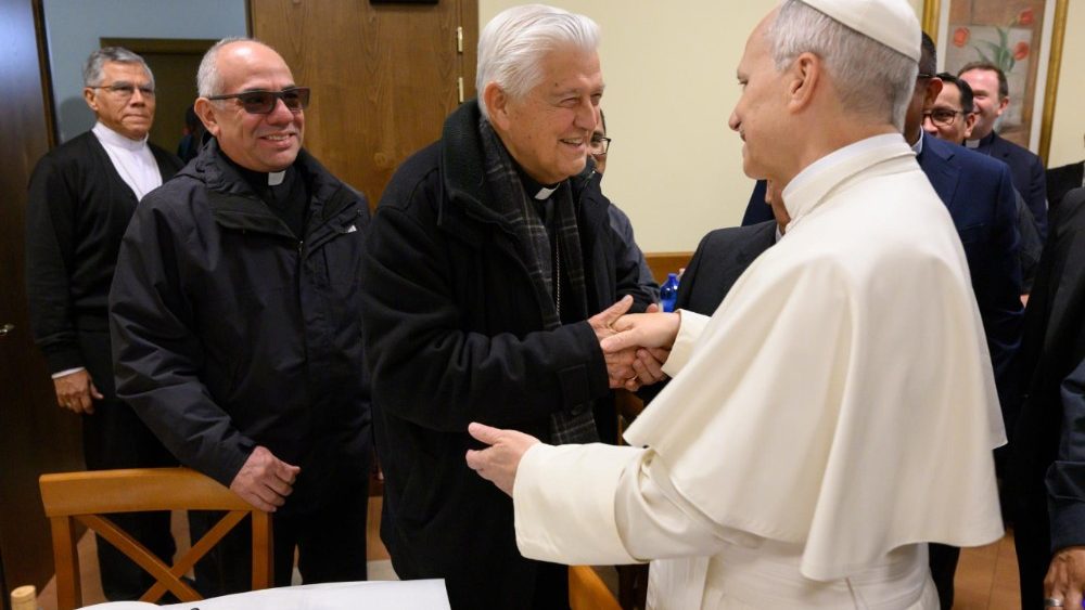 Папа на абедзе з перуанскімі біскупамі 