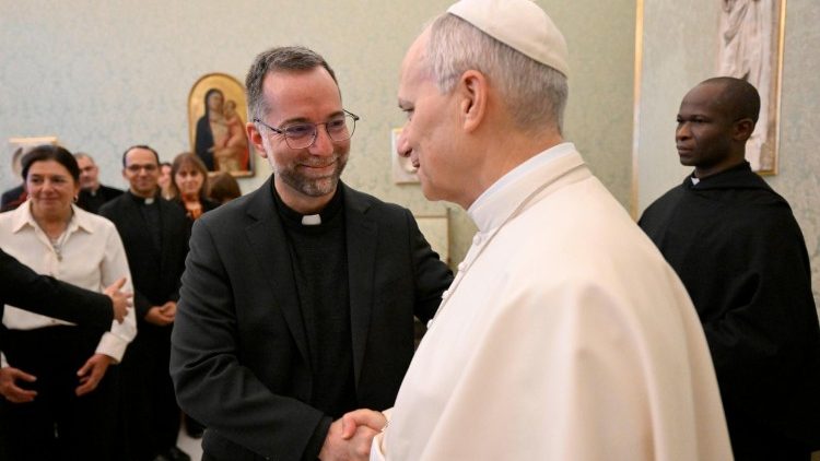 The Pope greets Father Crist&oacute;bal Fones
