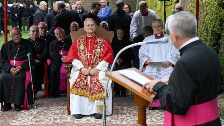 Předseda peru&aacute;nsk&eacute;ho episkop&aacute;tu, biskup Camander, představuje obě nov&aacute; d&iacute;la, Vatik&aacute;nsk&eacute; zahrady 31. ledna 2026