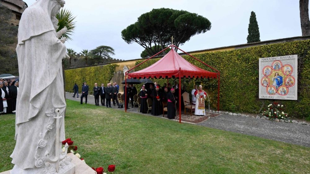Leon al XIV-lea la binecuvântarea unui mozaic al Fecioarei Maria și a unei statui a sfintei Roza de Lima