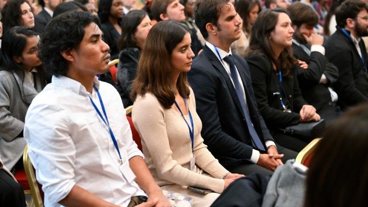 Giovani politici ascoltano il discorso del Papa