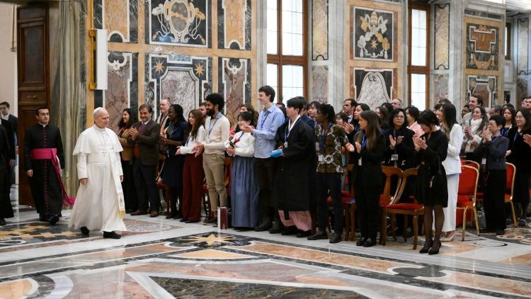 L'arrivo del Papa all'udienza