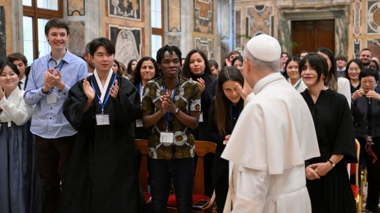 Il saluto finale del Papa ai giovani partecipanti