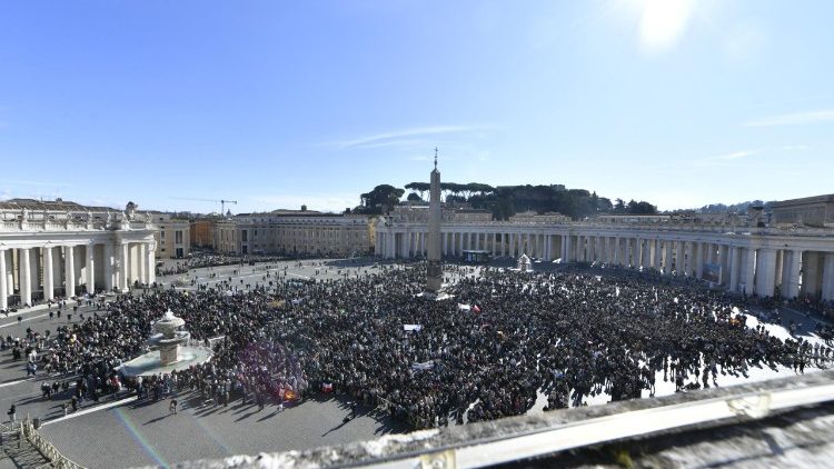Piazza San Pietro colpita dal sole romano durante la preghiera dell'Angelus. 