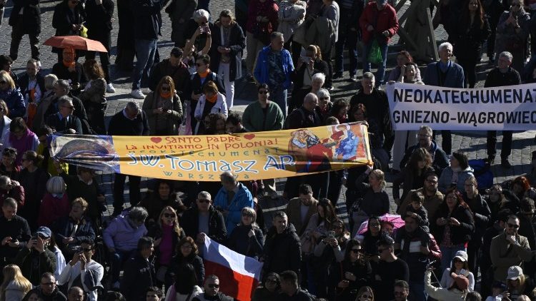 Gli striscioni dei fedeli in piazza san Pietro.