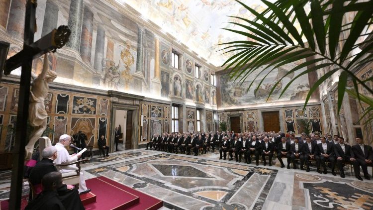 Il Papa mentre legge il suo discorso