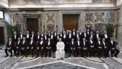 Papa Leon al XIV-lea împreună cu "sediari" și gentilomi pontificali (Sala Clementină, 1 februarie 2026)