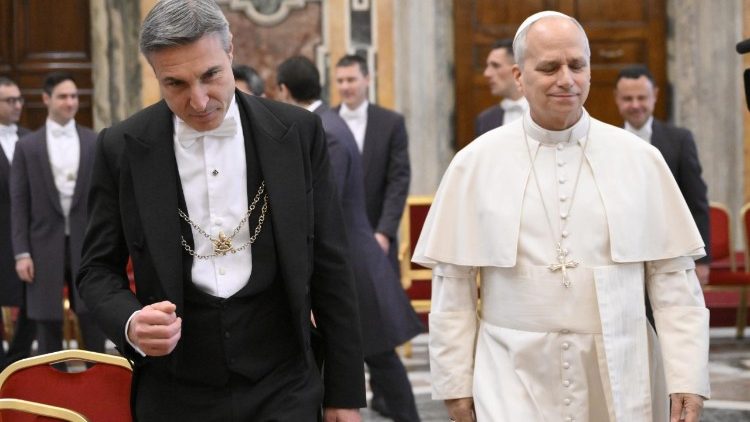 A kamar&aacute;sok vezetője a P&aacute;p&aacute;val  