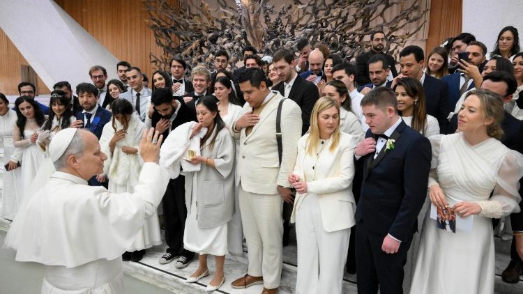 P&aacute;pai &aacute;ld&aacute;s az ifj&uacute; h&aacute;zasokra