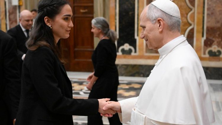 Il Papa con un membro del comitato direttivo dell'organizzazione "From Crisis to Care: Catholic Action for Children"