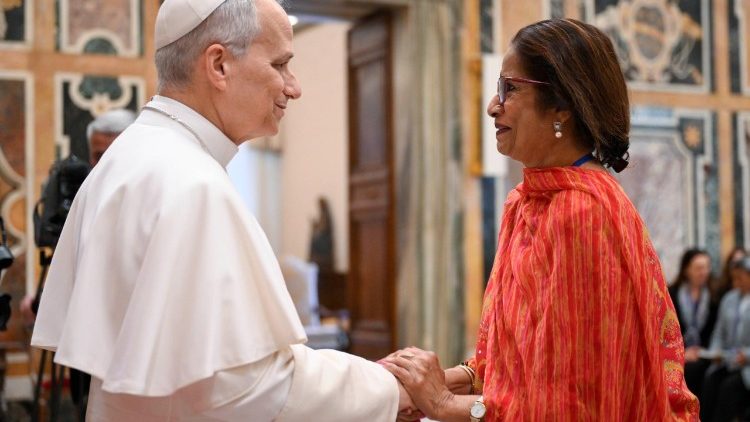 Il Papa con un membro del comitato direttivo dell'organizzazione "From Crisis to Care: Catholic Action for Children"