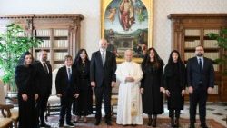 Edi Rama, Premier ministre albanais, et sa délégation, aux côtés du Pape Léon XIV dans la bibliothèque du Palais apostolique, le 5 février 2026.