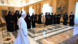 Il Papa all'udienza con alcuni sacerdoti e monaci delle Chiese ortodosse orientali