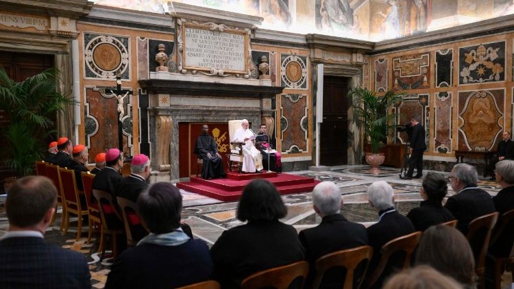 Le&atilde;o XIV durante discurso sobre forma&ccedil;&atilde;o crist&atilde;