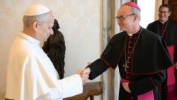 Papież z przewodniczącym Komisji abp. Vernym (arch.)