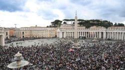 Паломники на площади Святого Петра (Ватикан, 8 февраля 2026 г.)