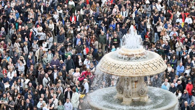 Romani și pelerini prezenți la Îngerul Domnului din 8 februarie 2026 în Piața San Pietro