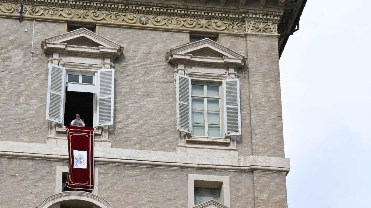 Il Papa dalla finestra del suo studio nel Palazzo Apostolico durante l'Angelus