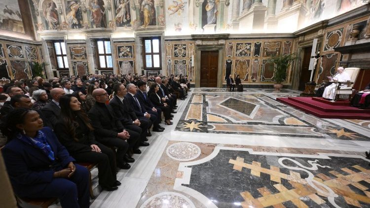 Papa na Wahudumu wa maua na ujenzi Vatican