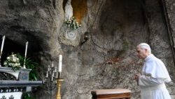 Leon al XIV-lea în rugăciune pentru bolnavi la Grota Fecioare Maria din Grădinile Vaticanului, cu ocazia Zilei mondiale a bolnavului