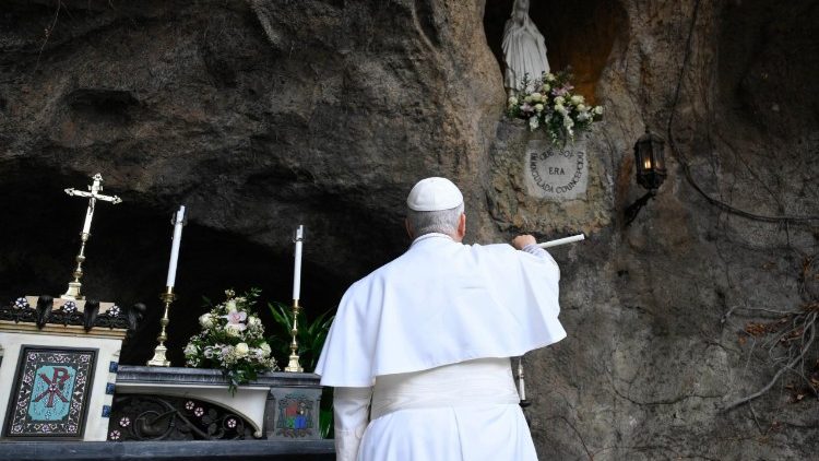 Il Papa accende il cero davanti alla statua dell'Immacolata