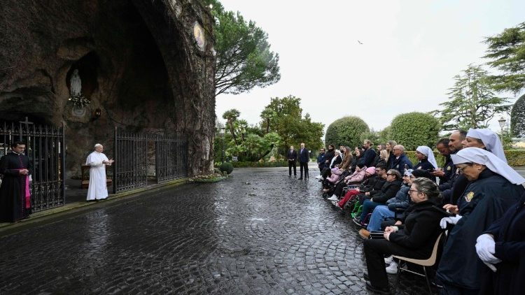Il saluto del Papa ai malati presenti alla preghiera mariana alla Grotta di Lourdes