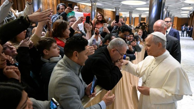 Papa Leone XIV saluta i fedeli raccolti nell'atrio dell'Aula Paolo VI, prima dell'inizio dell'udienza generale