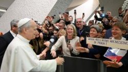 Lev XIV. zdraví sestry z římského poutního domu Velehrad při generální audienci ve středu 11. února 2026