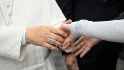 Il Papa: ascoltare le vittime degli abusi è un atto di giustizia e verità