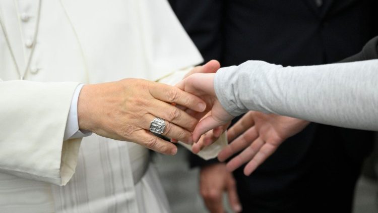 Il Papa: ascoltare le vittime degli abusi è un atto di giustizia e verità