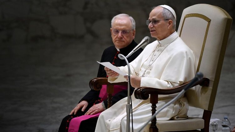 Papa Leone XIV saluta i fedeli presenti all'udienza generale