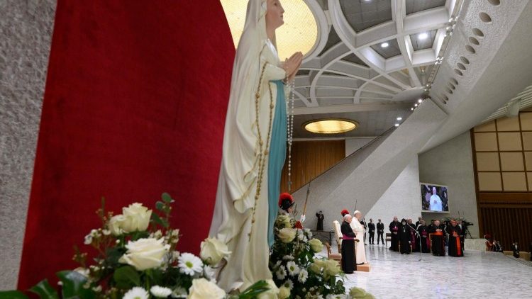 Socha P. Marie Lurdsk&eacute; v aule Pavla VI. připom&iacute;n&aacute; jej&iacute; dnešn&iacute; pam&aacute;tku a Světov&yacute; den nemocn&yacute;ch