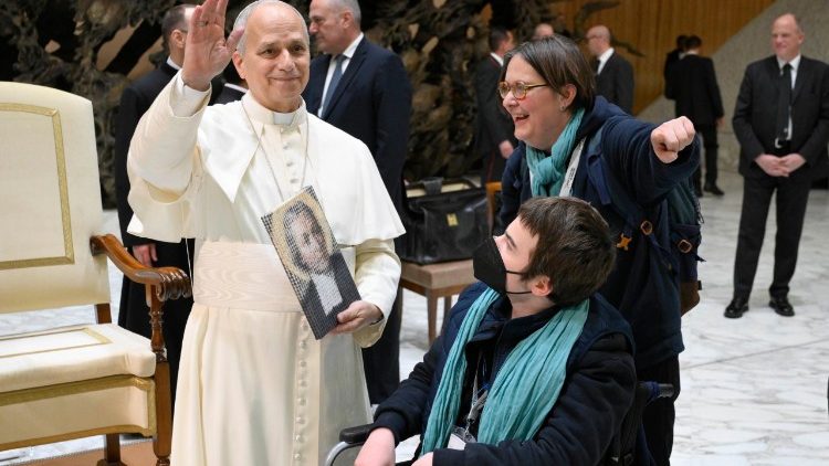 El Papa con los fieles al final de la audiencia general
