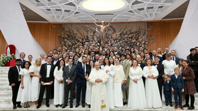 Papa na kundi la Wenye ndoa wapya