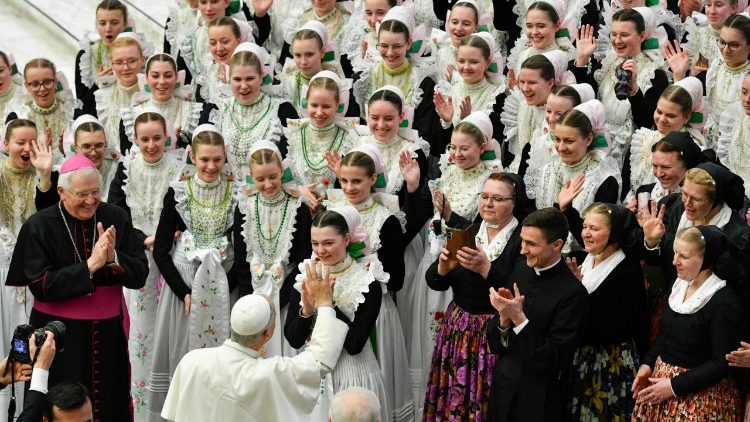 Papa akisalimia makundi ya mahujaji