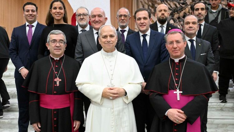  El Papa con una delegaci&oacute;n de organizadores de la Semana Santa de la Arquidi&oacute;cesis de Valladolid 