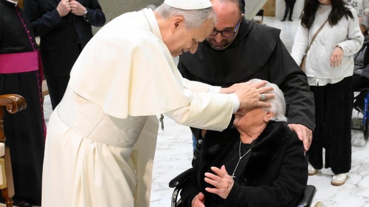ലിയോ പതിനാലാമൻ പാപ്പാ രോഗിയായ ഒരു വ്യക്തിക്കുവേണ്ടി പ്രാർത്ഥിക്കുന്നു. പൊതുകൂടിക്കാഴ്ചാസമ്മേളനത്തിൽനിന്നുള്ള ഒരു ദൃശ്യം