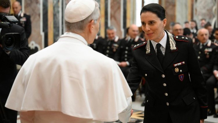 Il Papa con i carabinieri in Sala Clementina