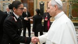 ಜಗದ್ಗುರು ಲಿಯೋರವರು ವ್ಯಾಟಿಕನ್‌ನಲ್ಲಿ ಇಟಾಲಿಯನ್ ಕಾನೂನು ಜಾರಿ ಸಂಸ್ಥೆಯಾದ ಕ್ಯಾರಬಿನಿಯೇರಿಯನ್ನು ಭೇಟಿಯಾಗುತ್ತಾರೆ