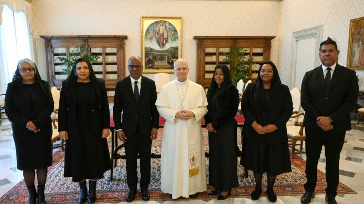 Picha ya pamoja na wasindikizaji wake